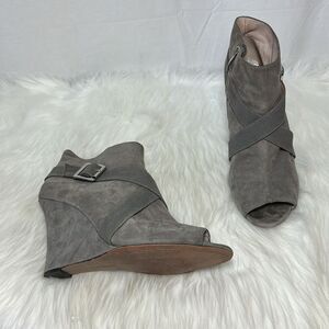 Vince Camuto Pamari Taupe Suede Wedge Peep Toe Booties Sz 11